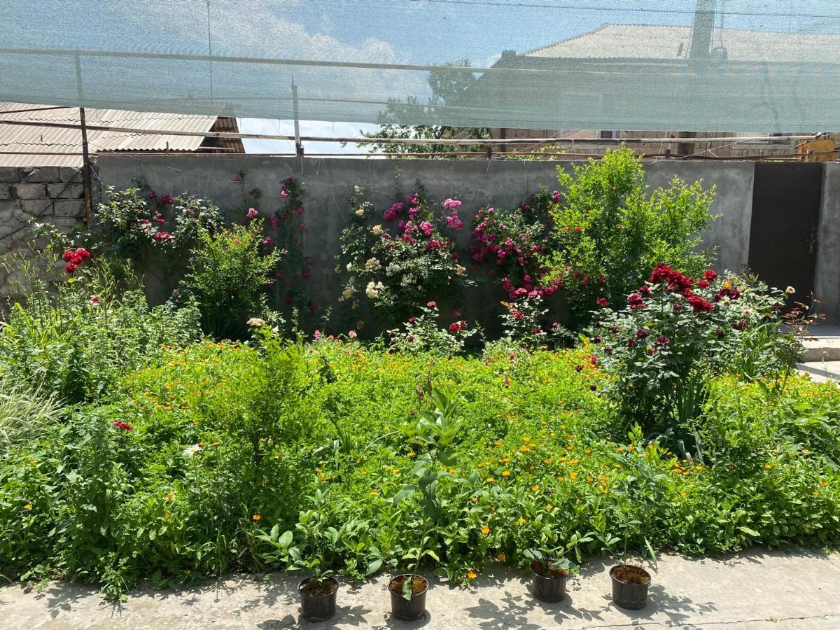 Friend'S House Rooms Near Airport Ghukasavan Exterior foto